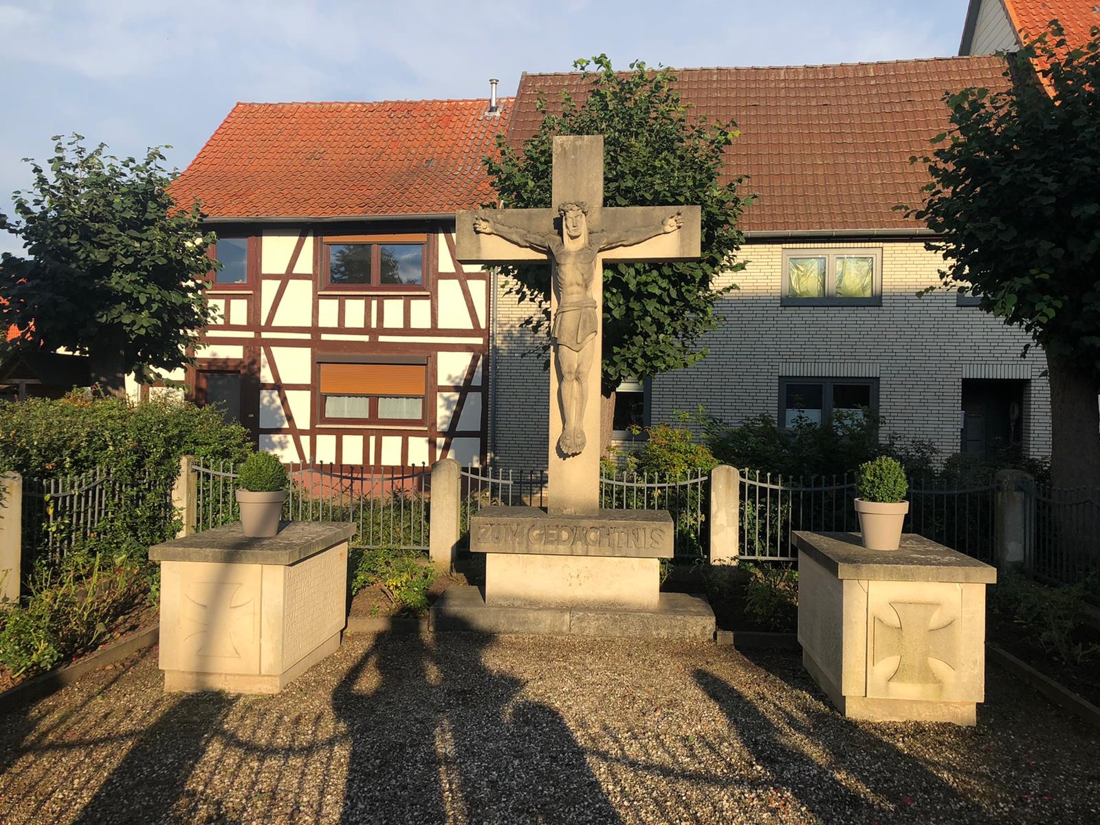 Ehrenamtliche Mingeröder richten das Kriegerdenkmal her. Mingerode